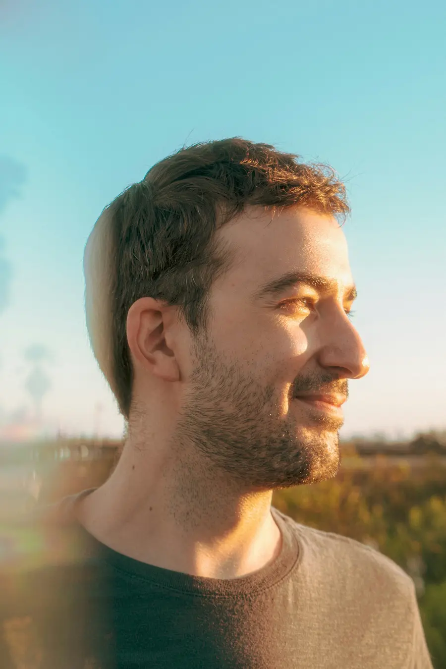 Homem sorrindo num dia de sol