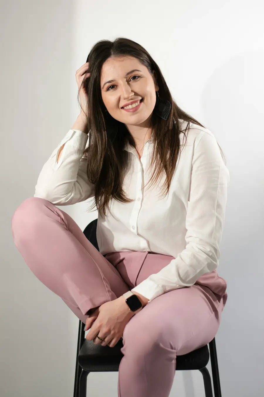 Mulher sorrindo sentada numa cadeira