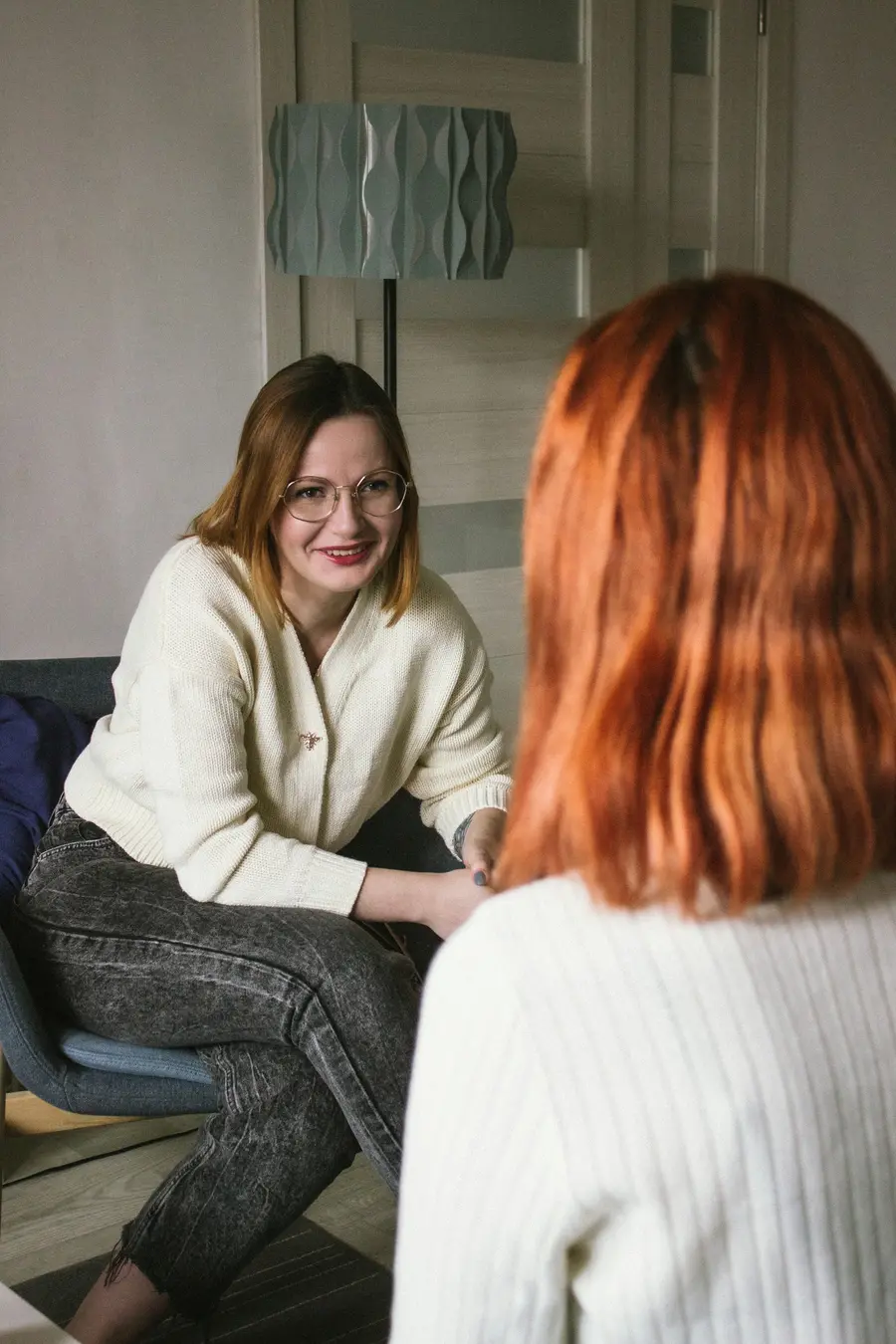 Duas mulheres conversando no consultório