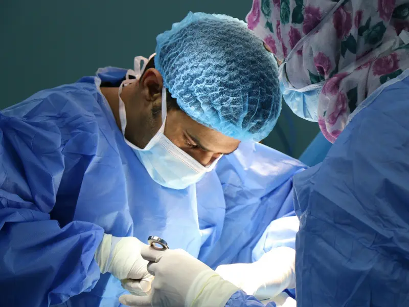 Cirurgiões durante uma operação