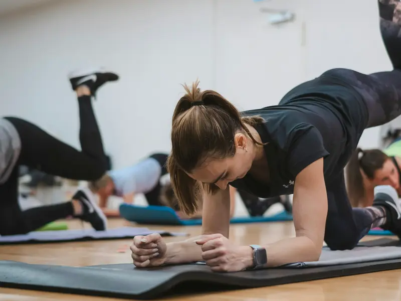 Mulher fazendo exercício de pilates no solo