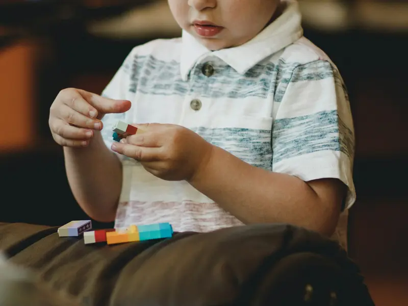 Criança brincando com blocos de montar