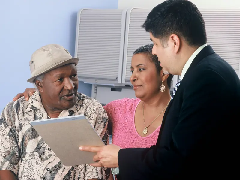 Casal conversando com o médico durante a consulta