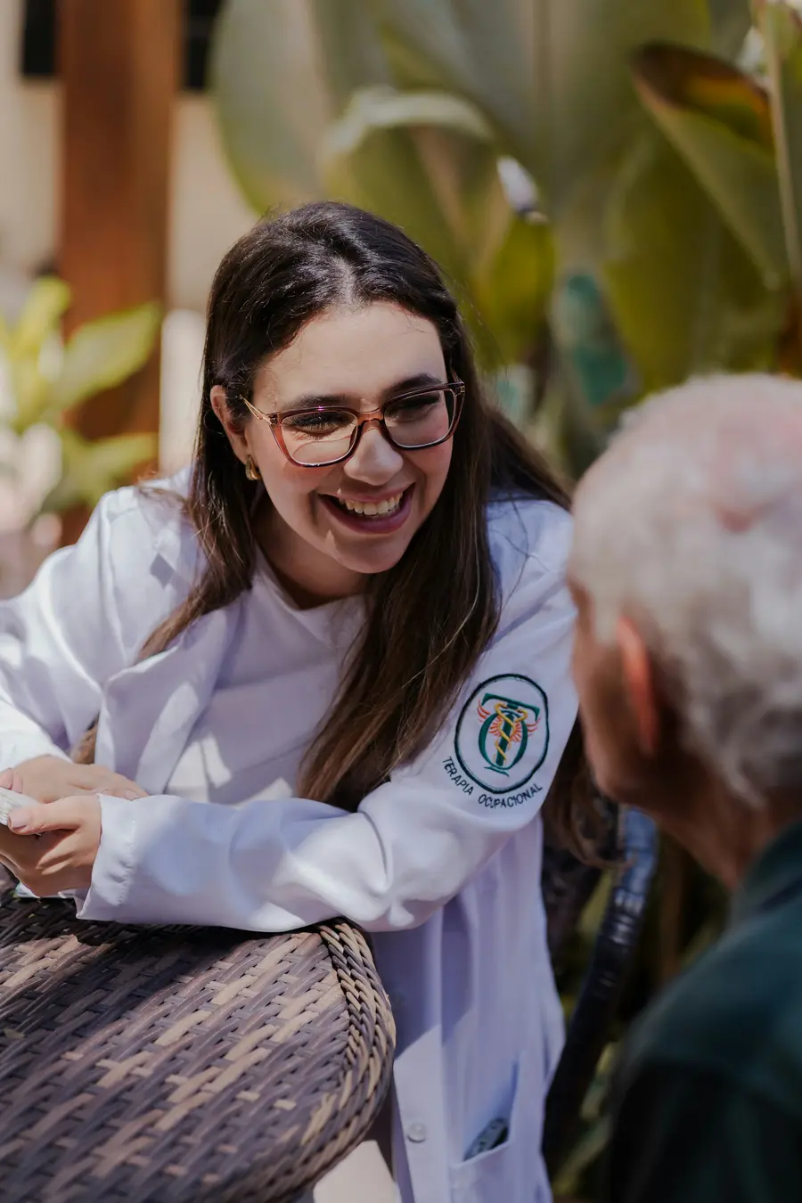Médica sorri ao lado de uma paciente