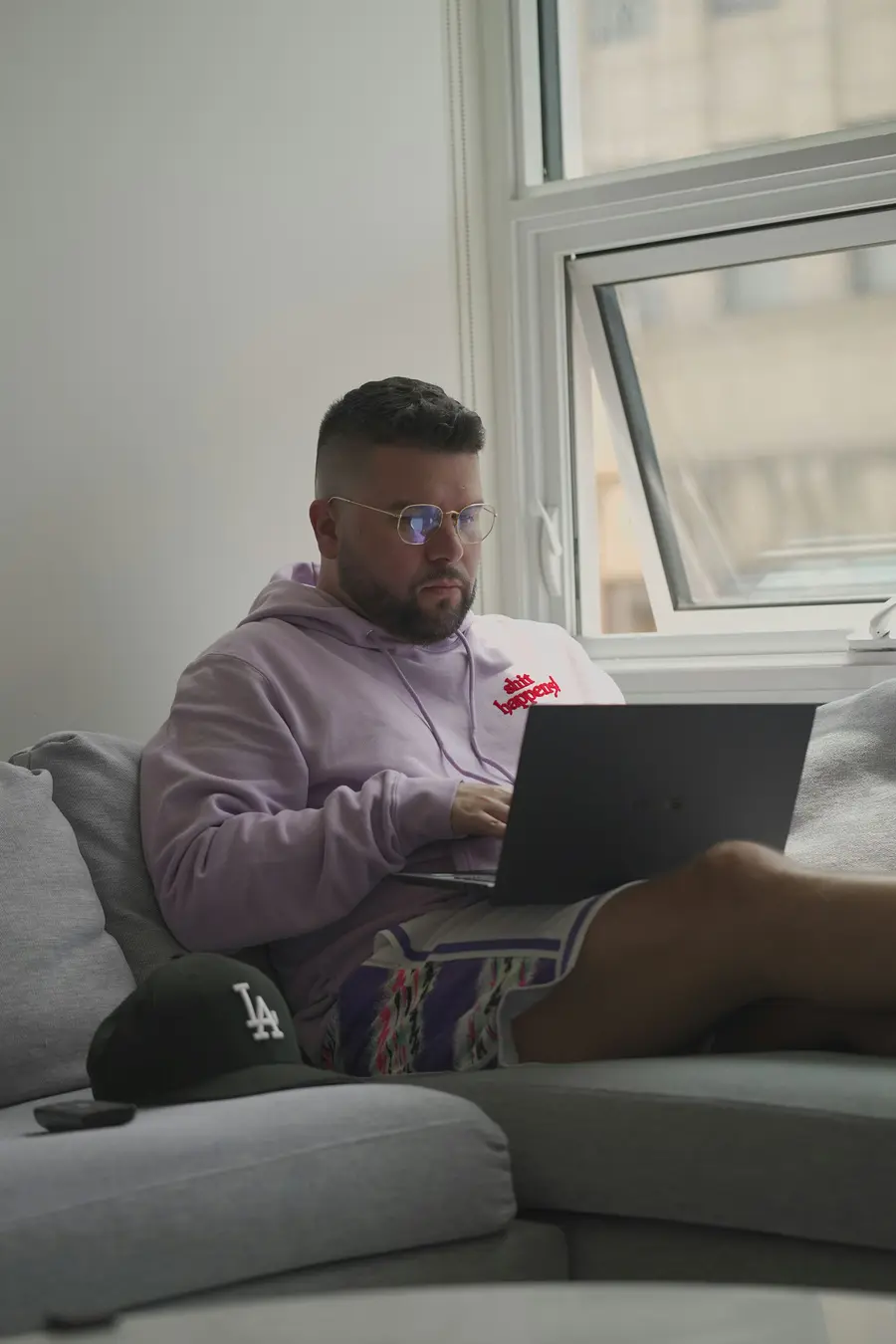 Homem usando o notebook no sofá