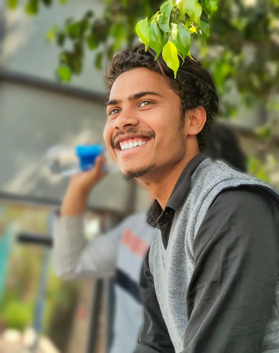 Homem sorrindo ao ar livre