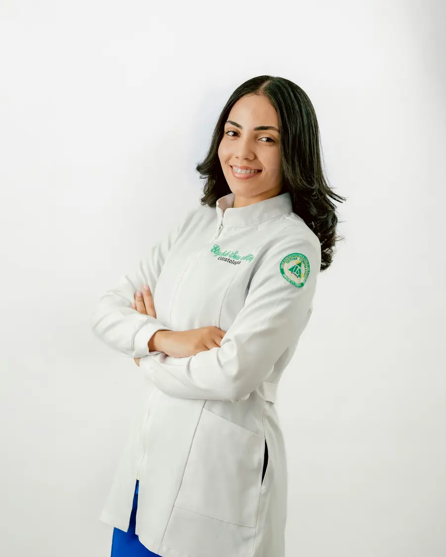 Médica sorrindo de jaleco branco