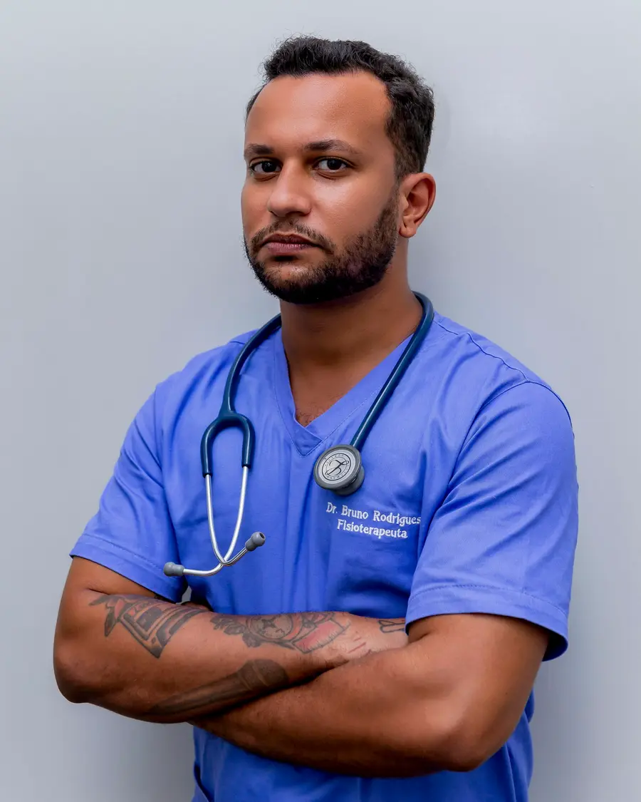 Médico sorridente de jaleco branco em um hospital claro e detalhes em azul
