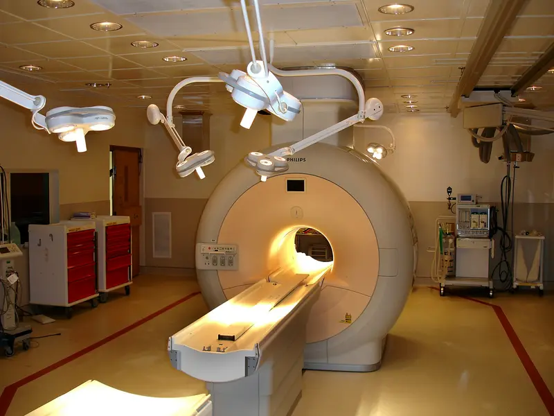 Sala de exame com aparelho de ressonância