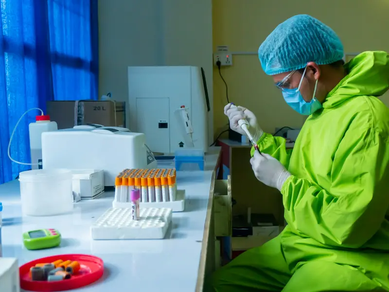 Profissional de laboratório analisando amostras