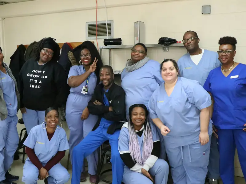 Equipe de enfermagem reunida e sorrindo