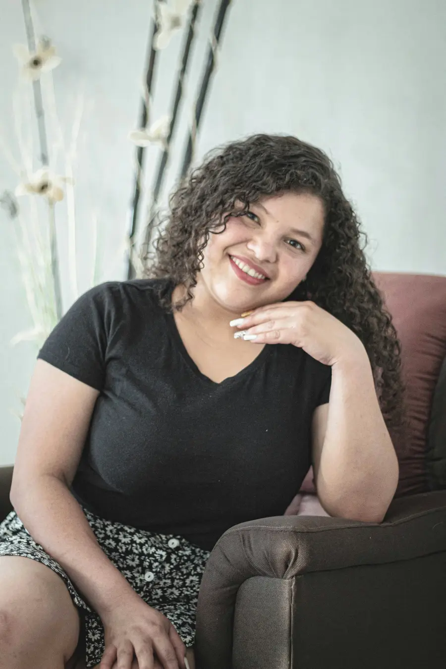 Mulher sorrindo de camiseta preta
