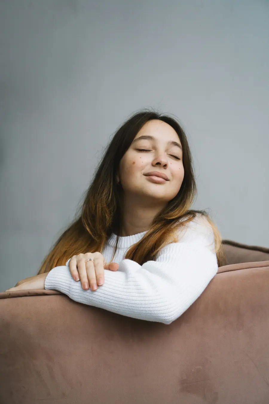 Mulher relaxando no sofá