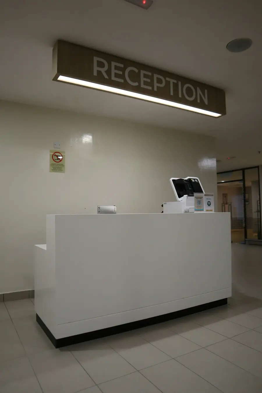 Recepção vazia e iluminada de uma clínica