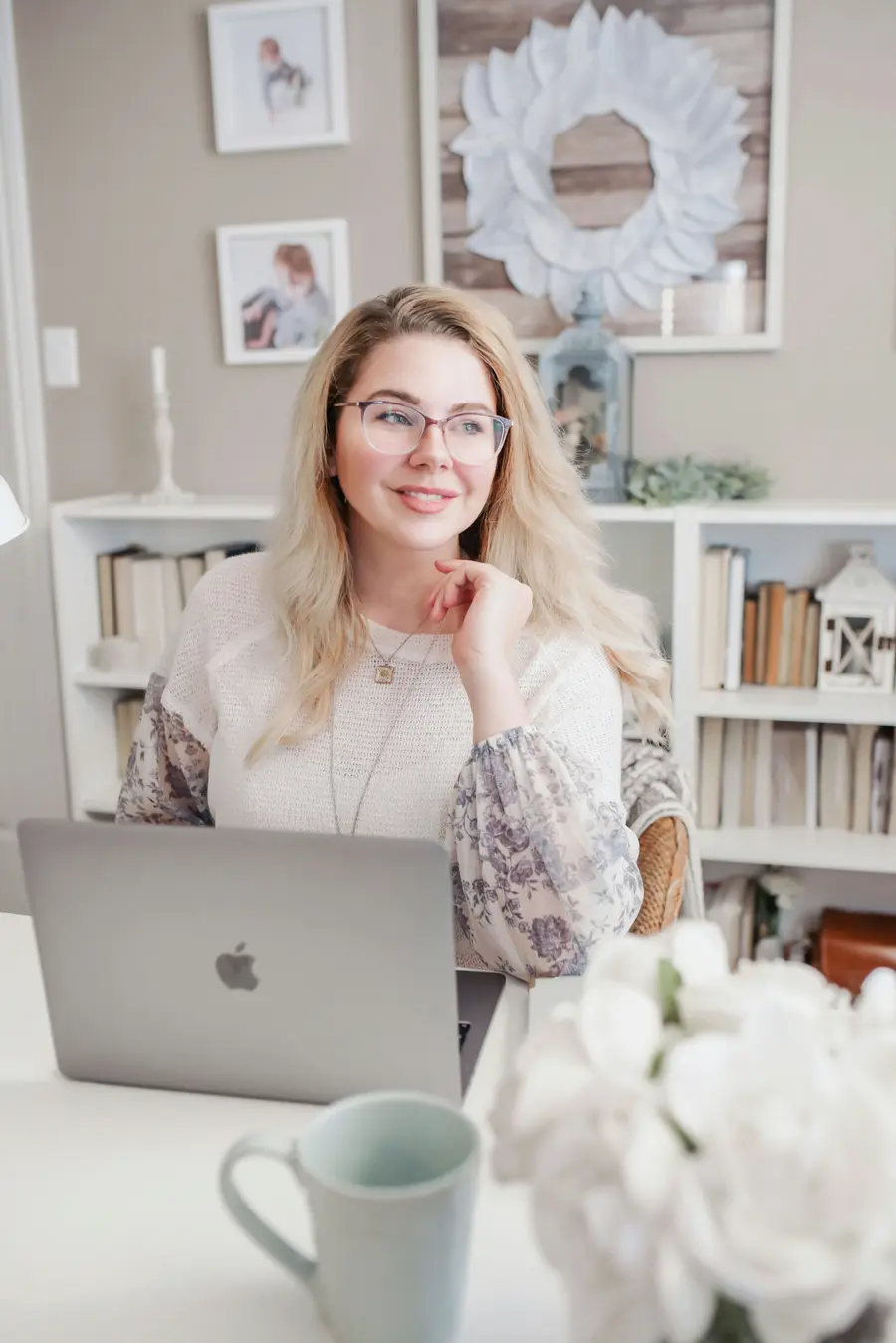 Mulher usa o notebook em casa