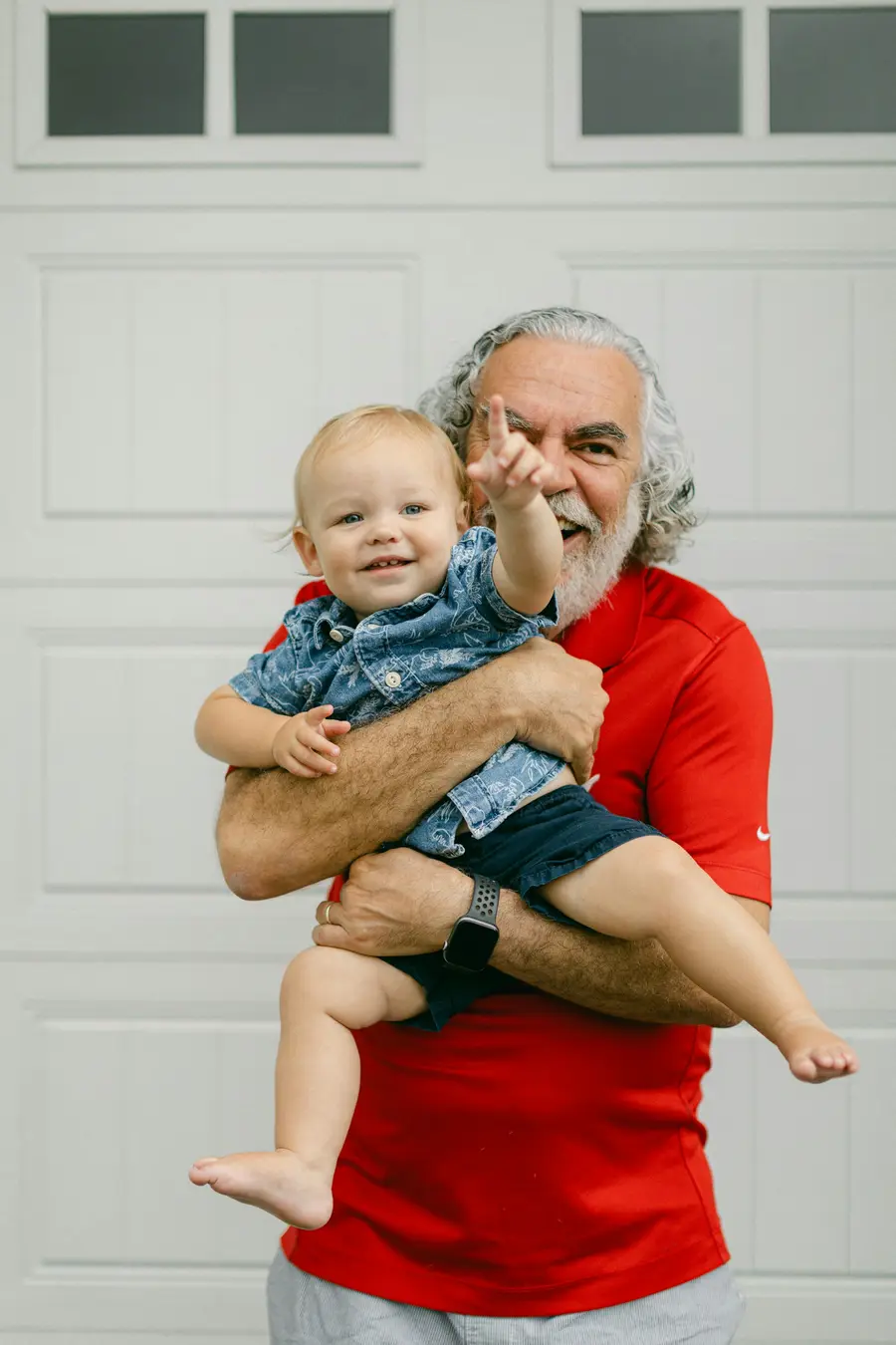 Avô segura o bebê no colo