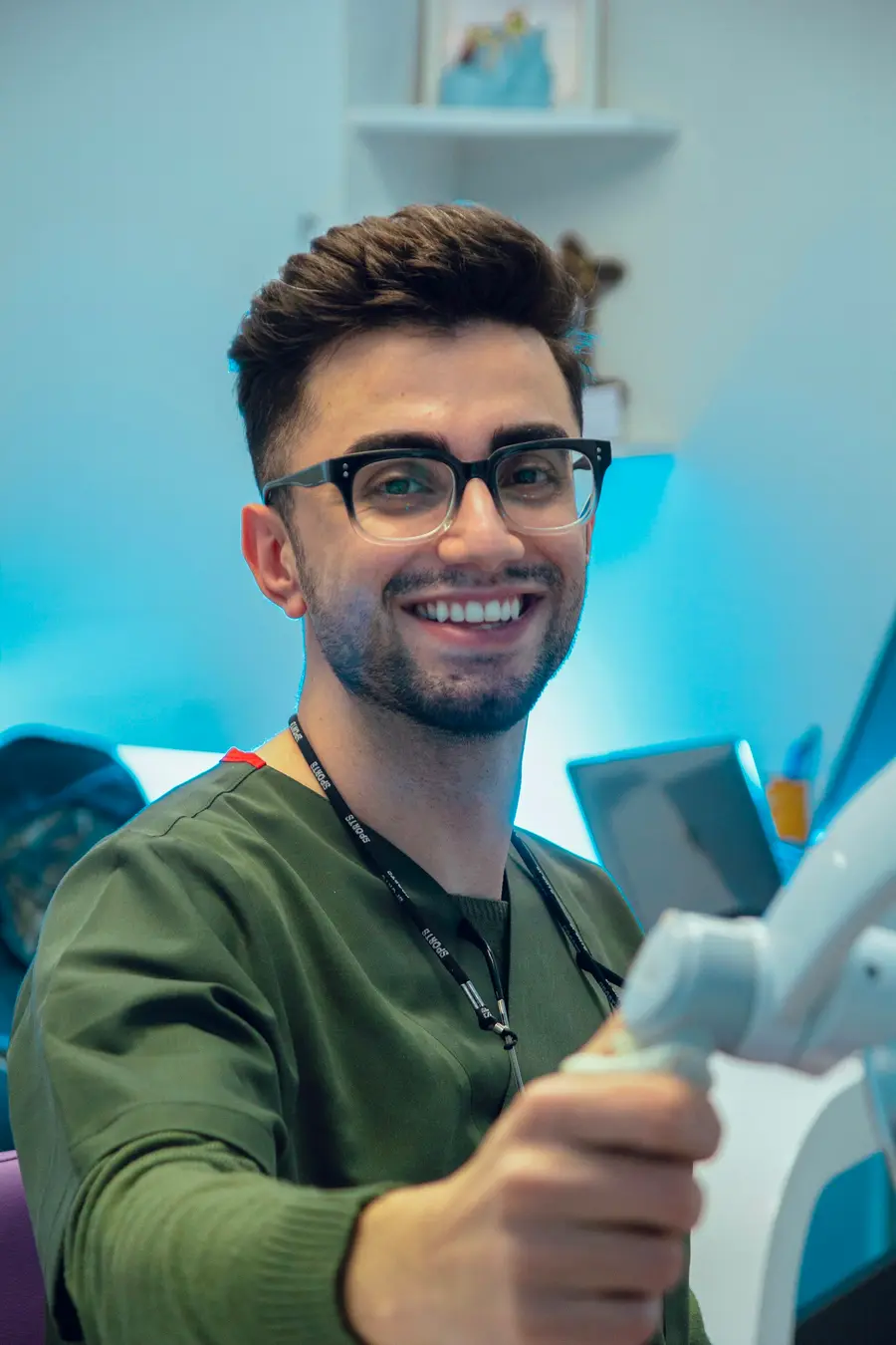 Homem sorridente de suéter verde