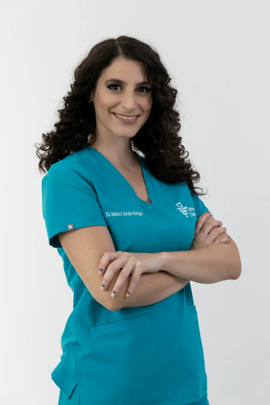 Enfermeira sorridente de braços cruzados