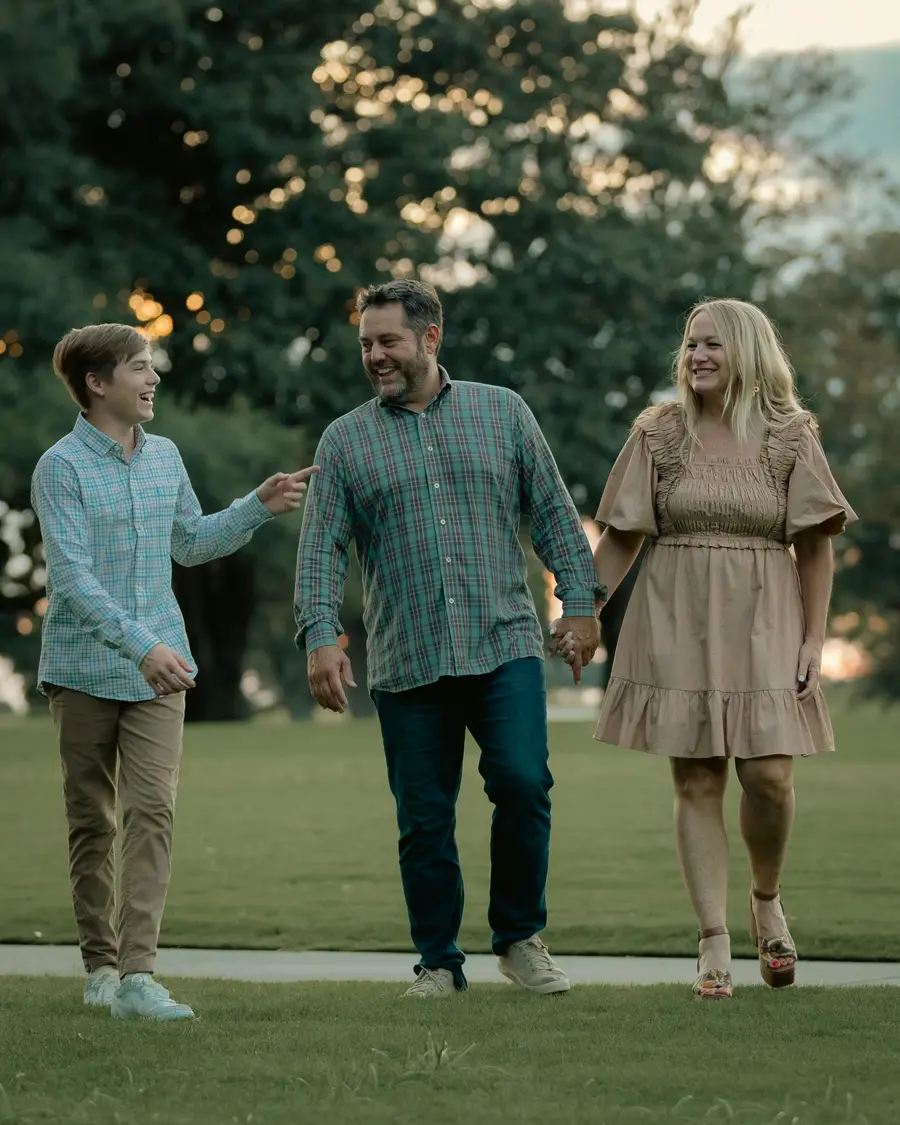Família caminha em um parque