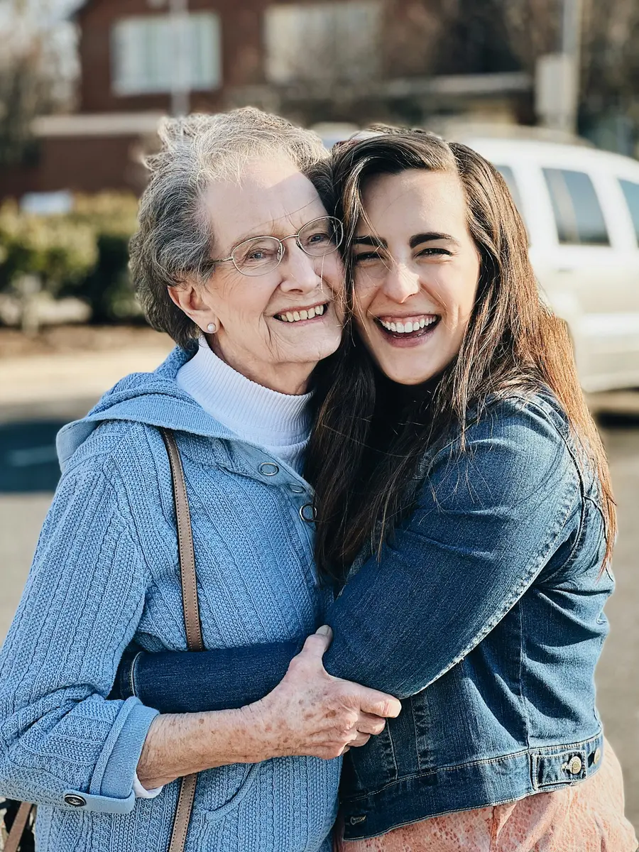 Mãe idosa e filha se abraçam