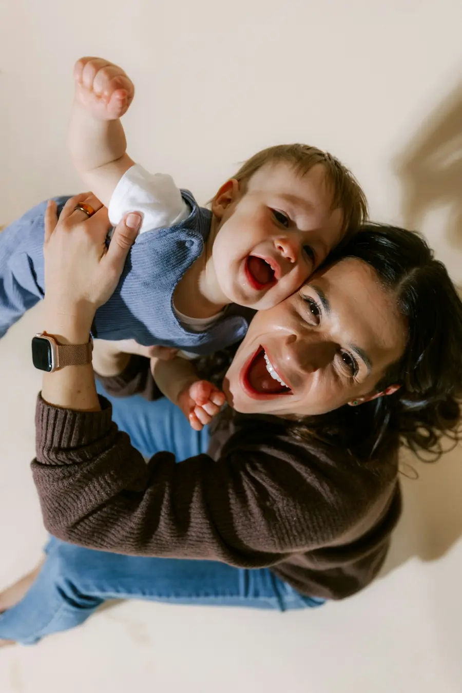 Mãe e bebê dão risada juntos