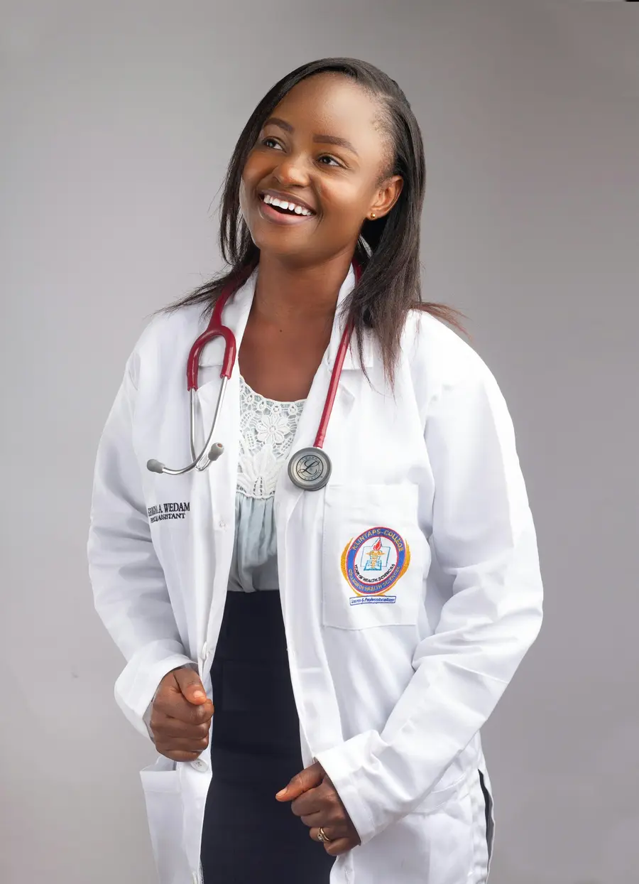 Médica sorridente de jaleco branco
