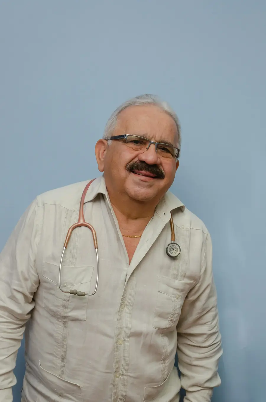 Médico de jaleco com estetoscópio