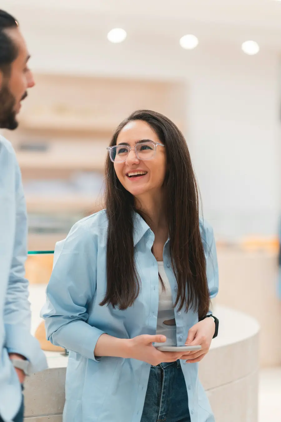 Mulher sorridente em uma clínica
