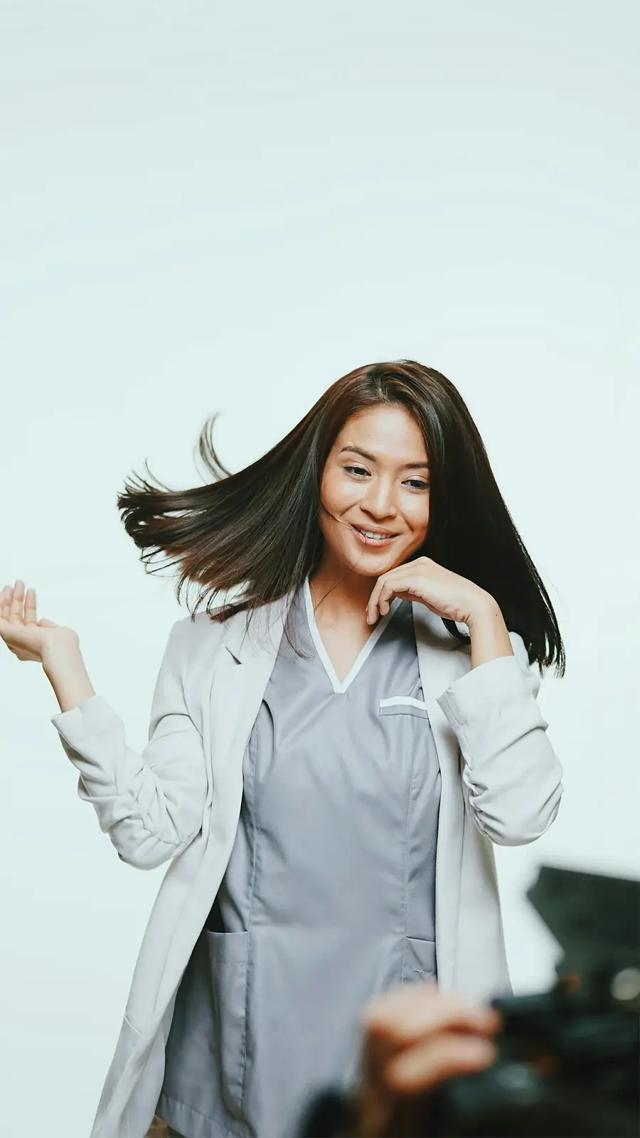 Médica sorridente de jaleco branco