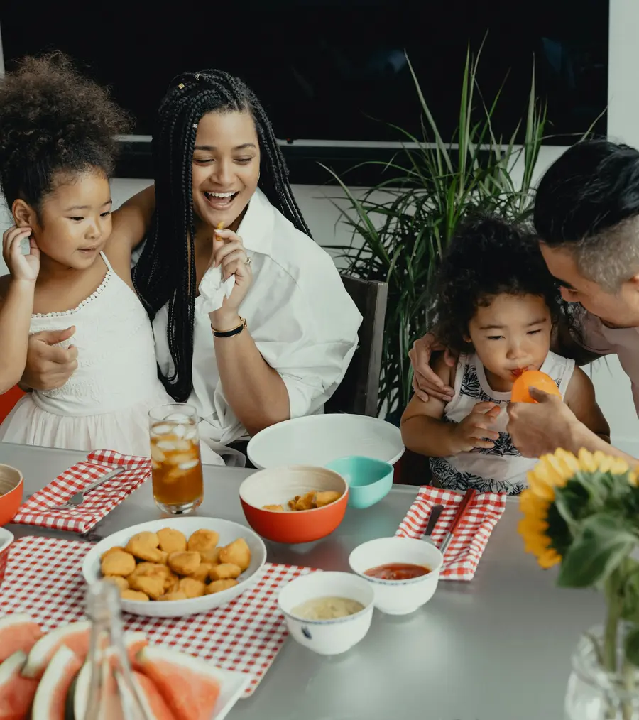 Família sorri durante a refeição