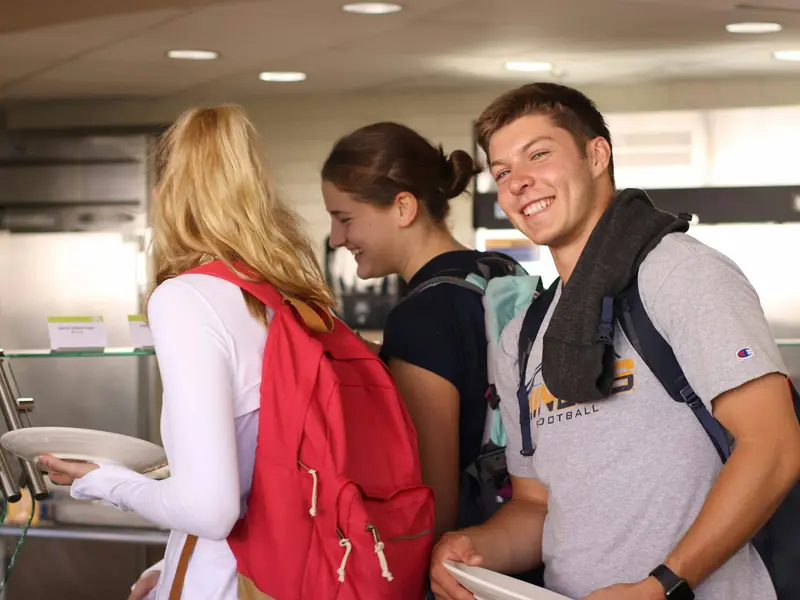 Estudantes universitários sorriem no campus