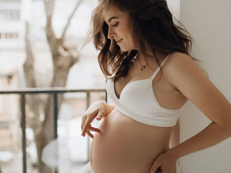 Gestante com as mãos na barriga