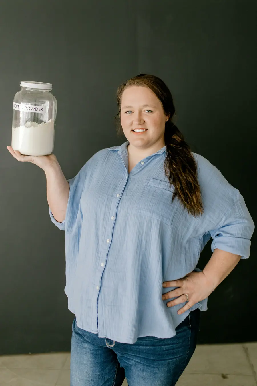 Dona de pequeno negócio mostrando um produto