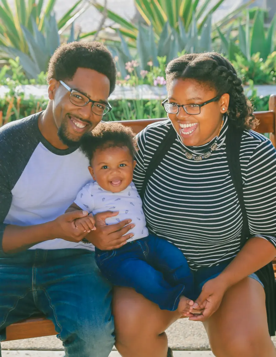 Família sorrindo com o bebê no colo
