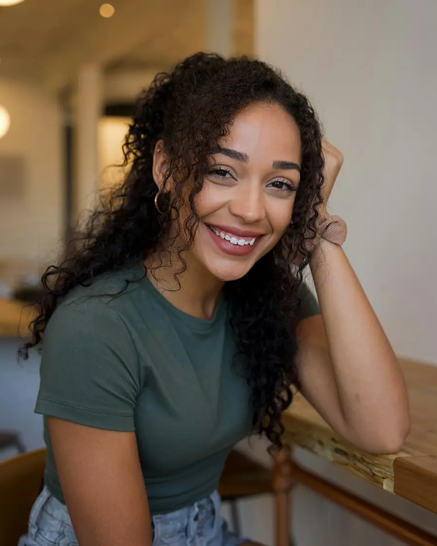 Mulher sorrindo de camiseta verde