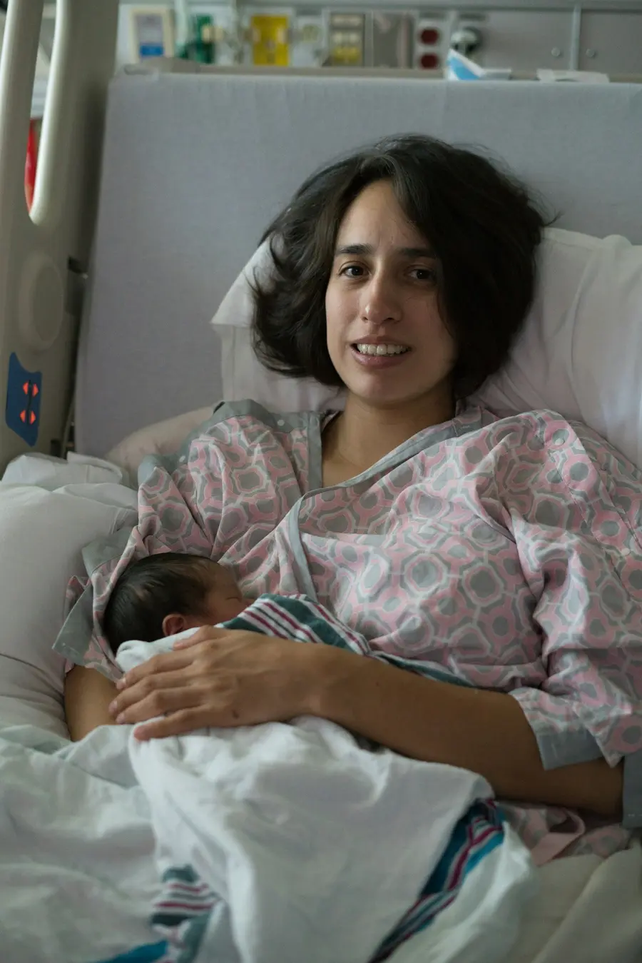 Mãe com o recém-nascido no hospital: parto coberto por plano de saúde com obstetrícia