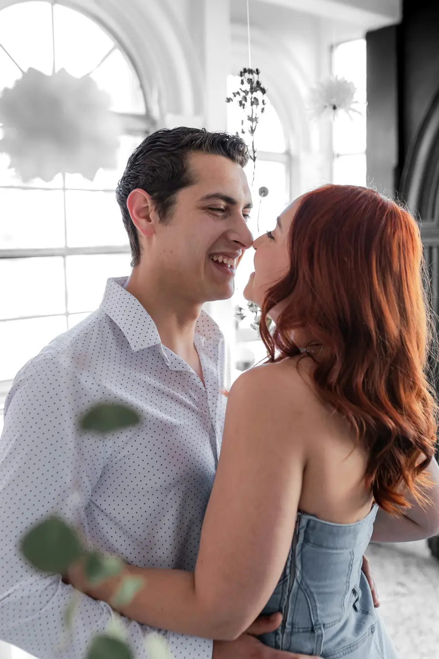 Casal sorrindo junto