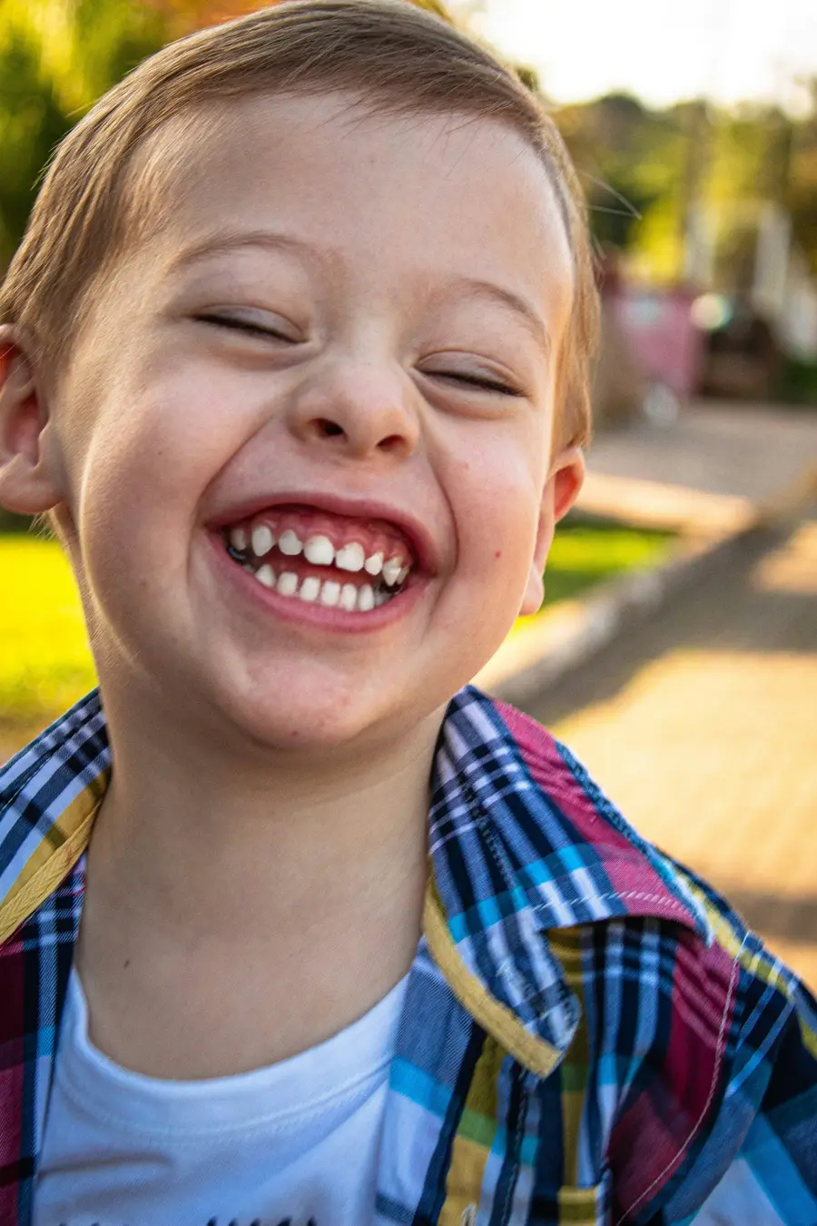 Criança sorrindo com dentes à mostra