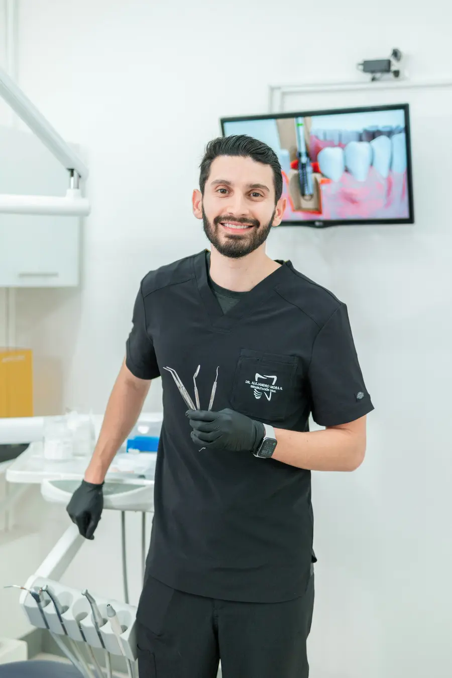 Dentista sorrindo no consultório