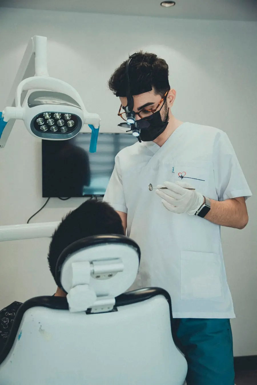Homem sorrindo no consultório odontológico depois da consulta, tons de branco e azul