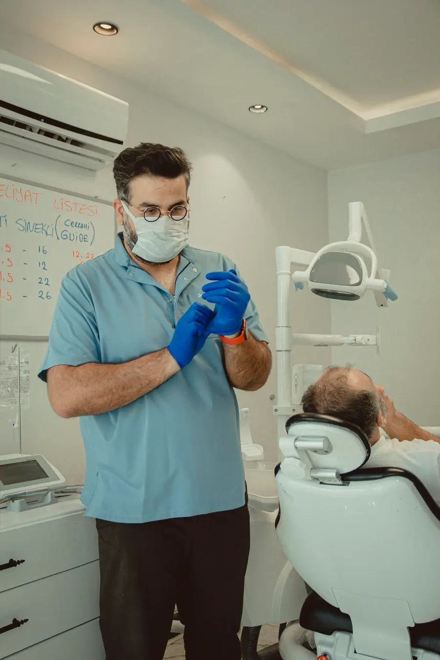 Dentista atendendo um paciente
