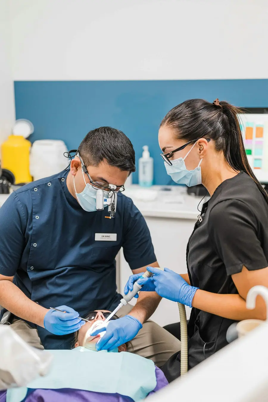 Dentista e auxiliar no consultório