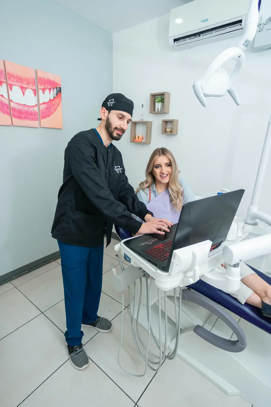 Dentista mostrando informações a uma paciente