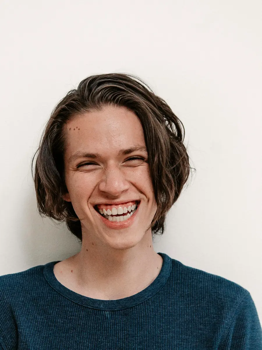 Rapaz de sorriso largo