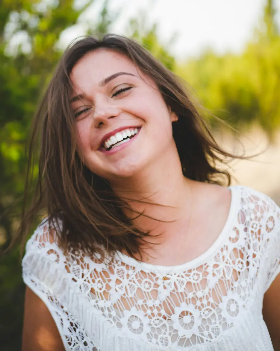 Mulher de sorriso largo