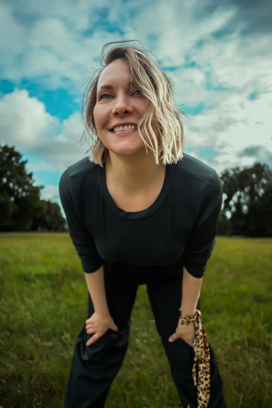 Mulher sorrindo ao ar livre