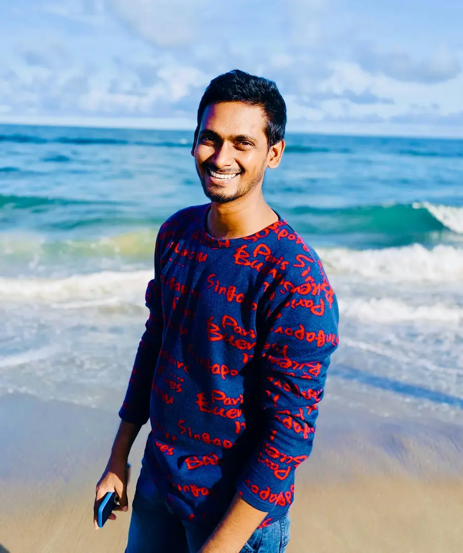 Rapaz sorrindo na praia