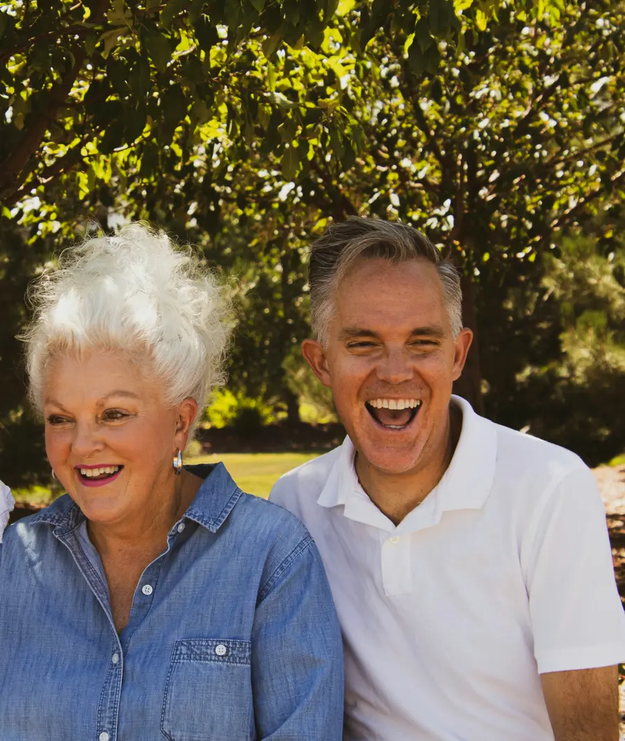 Senhora e senhor sorrindo juntos