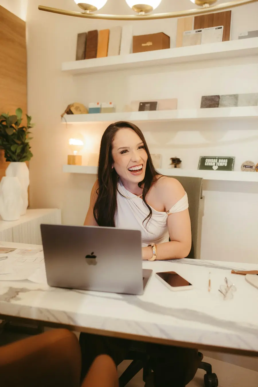 Mulher sorrindo diante do notebook