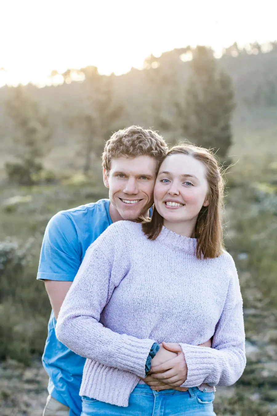 Casal abraçado ao ar livre